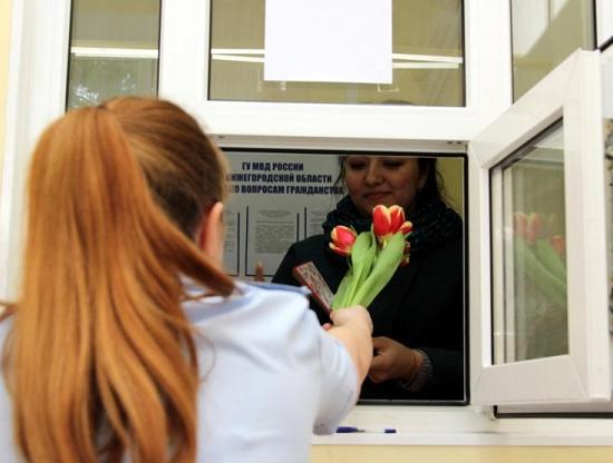 Тюльпаны преподносили женщинам в нижегородском Управлении по вопросам миграции ГУ МВД России