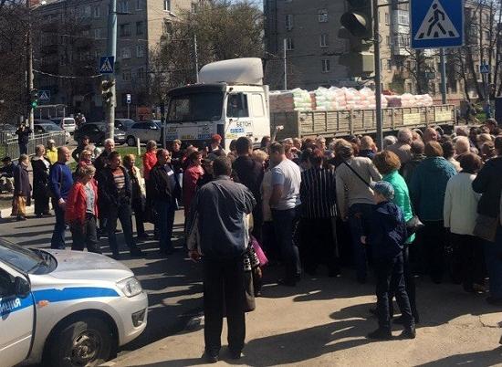 Граждане перекрыли проспект Ильича в Нижнем Новгороде, протестуя против доплаты за отопление