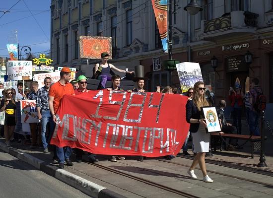 Эволюция! – кричали участники монстрации в Нижнем Новгороде