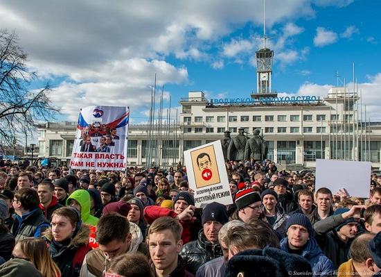 Около тысячи нижегородцев вышли на митинг против коррупции, который власти сочли несанкционированным