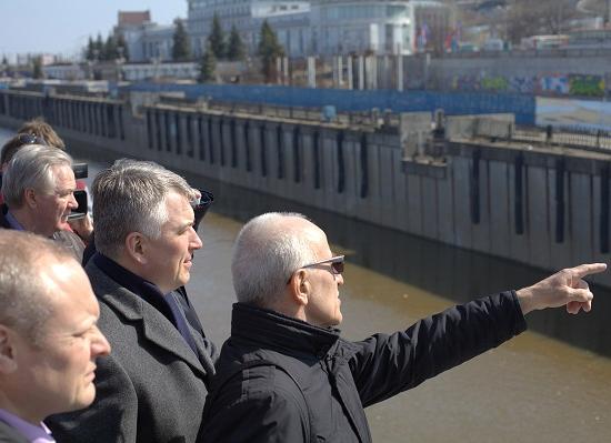 Градоначальники увидели, как выглядит набережная за синим забором в Нижнем Новгороде