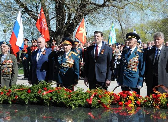 Истребители пролетели над нижегородским кремлем в момент церемонии у Вечного огня