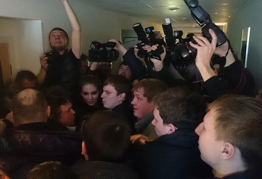 Группа молодчиков мешала началу пресс-конференции Касьянова в Нижнем Новгороде
