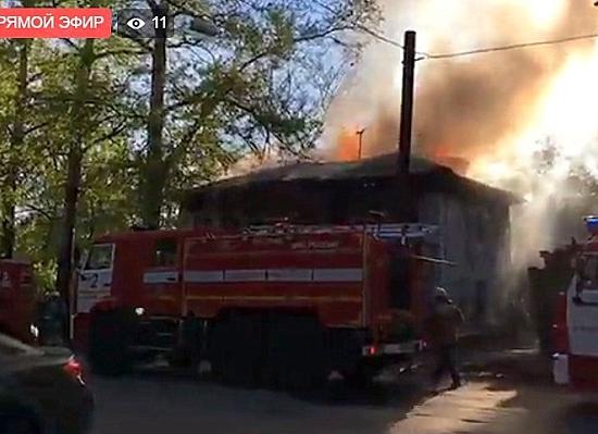 Пожарные борются с огнем в доме на Сеченова в Нижнем Новгороде