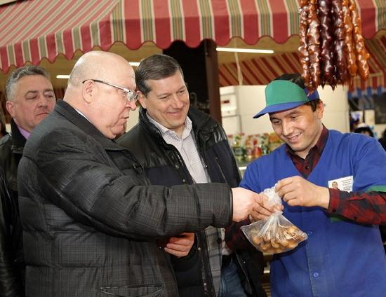 Губернатор Шанцев и депутат заксобрания Сорокин сходили на рынок в Нижнем Новгороде