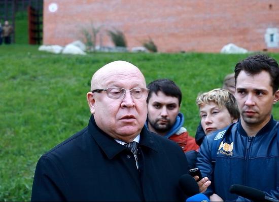 Экс-губернатор Шанцев встретился с журналистами у подножия Зачатьевской башни кремля в Нижнем Новгороде