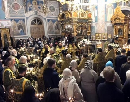 Богослужения 12 апреля собрали толпы нижегородцев, несмотря на «режим самоизоляции»