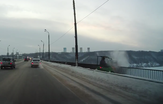 Подрядчик наказан за сброс снега с моста в Нижнем Новгороде