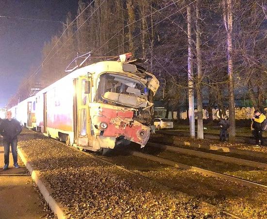 Грузовик столкнулся с трамваем в Нижнем Новгороде