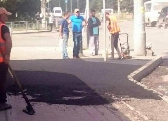 Дорожники положили асфальт на брусчатку в Нижнем Новгороде