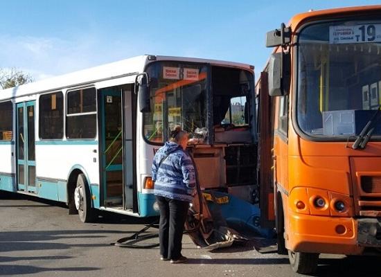 Полупустую разворотную площадку не поделили муниципальный автобус и маршрутка в Нижнем Новгороде