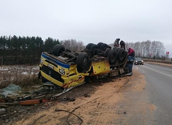 Автопоезд с зерном перевернулся в Нижегородской области
