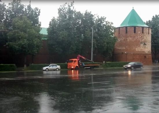 Эвакуатор в паре с экипажем  ГИБДД нарушал правила парковки в Нижнем Новгороде