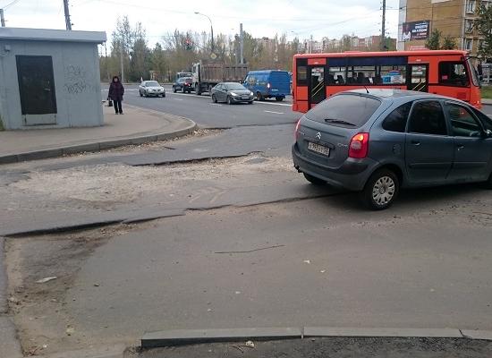 Коммунальщики, устранив провал, оставили дорогу в недопустимом состоянии на Мещере в Нижнем Новгороде