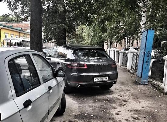Porsche с номерами серии ННН перегородил тротуар в Нижнем Новгороде