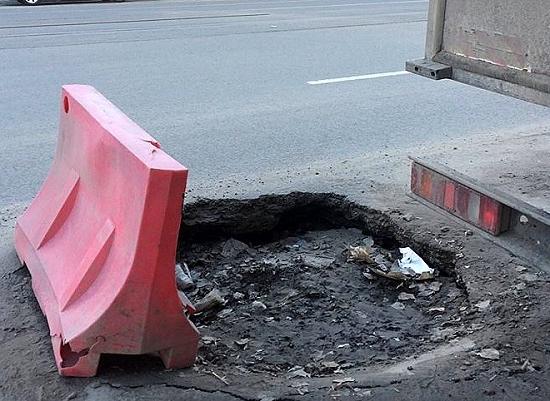 Снова образовался провал на дороге, отремонтированной в 2017 году в Нижнем Новгороде