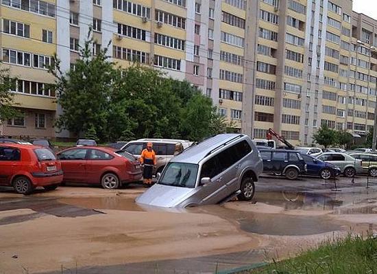 Автомобили тонут в провале на улице Полтавской Нижнего Новгорода