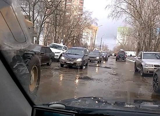 Три года подряд ямочный ремонт улицы в Нижнем Новгороде делают в дождь