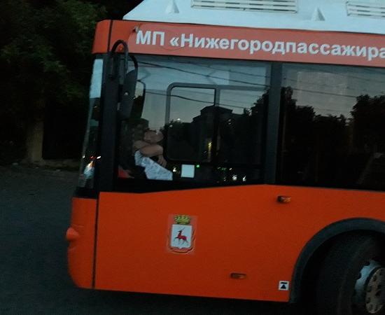 Водителя, уснувшего за рулем муниципального автобуса в Нижнем Новгороде, «сделали крайним»