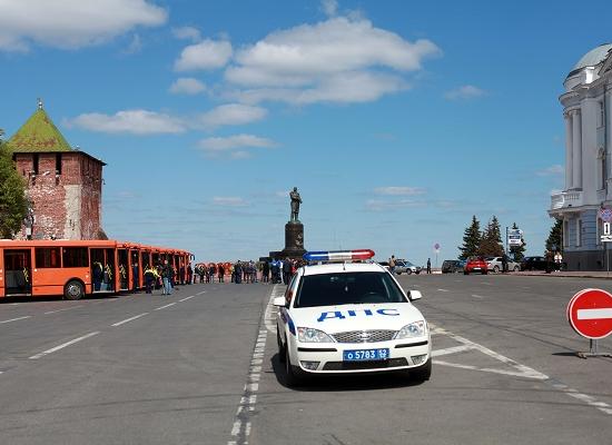 Губернатор Шанцев вручил на площади главе администрации Нижнего Новгорода Белову ключи от 50 новых автобусов