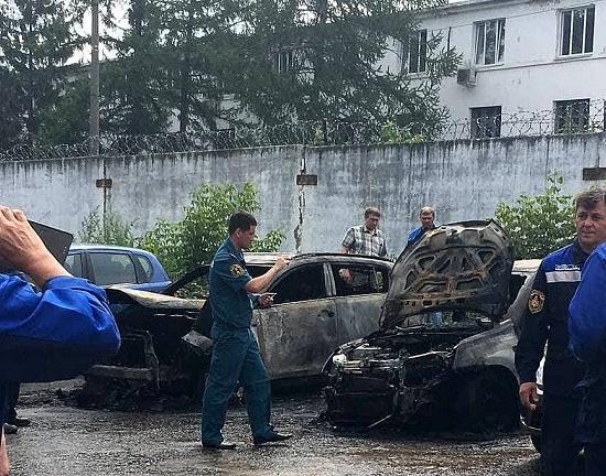 Четыре машины сгорели у стен ЗМЗ в Нижегородской области