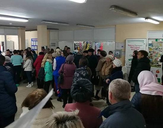 Минздрав прокомментировал фото, как граждане стоят за талонами в регистратуре  поликлиники больницы №40 Нижнего Новгорода